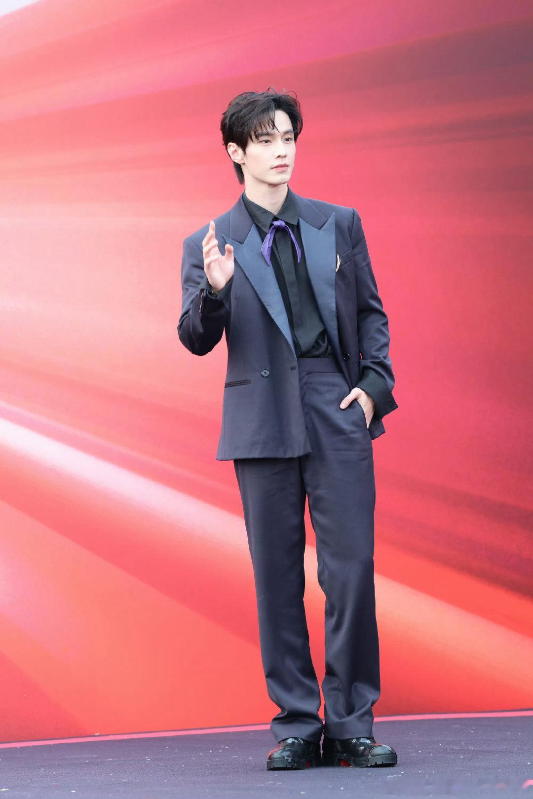 #何与芭莎红毯的贵公子##何与芭莎红毯# 何与芭莎红毯状态太好！利落正装配精致领结，身形挺拔，动作松弛。面对镜头挥手微笑，气质沉稳又贵气，妥妥把红毯贵公子氛围感拿捏住了。#时尚芭莎红毯# ​