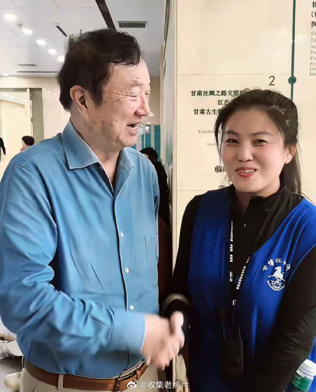 10月3日，82岁高龄的华为创始人任正非，现身甘肃博物馆。任总热情地与导游握手，并竖大拇指夸女导游讲的好。[鲜花] ​