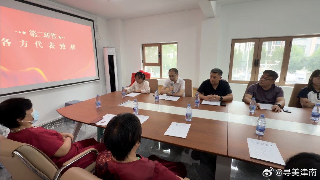 家门口有了“解忧驿站”丨华尊天府社区打造法治便民新阵地

群众有“忧”，社区有“解”。近日，华尊天府社区“党建赋能・法治便民”服务阵地“解忧驿站”正式揭牌启用，这是社区首个专业化法治便民服务阵地，为社区“三微四景”建设增添法治便民新场景。

揭牌仪式当天，社区党员、退役军人、志愿者、 ​
