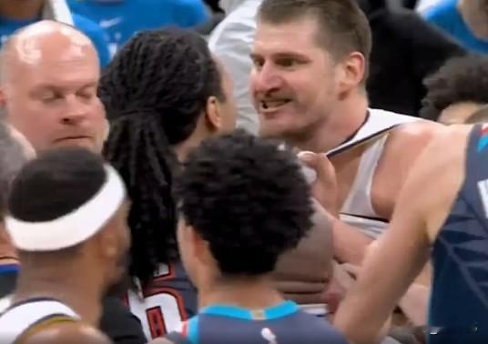 冲突不断！杰林谈与约基奇发生冲突：  “不管怎样。”  “我都不会让别...