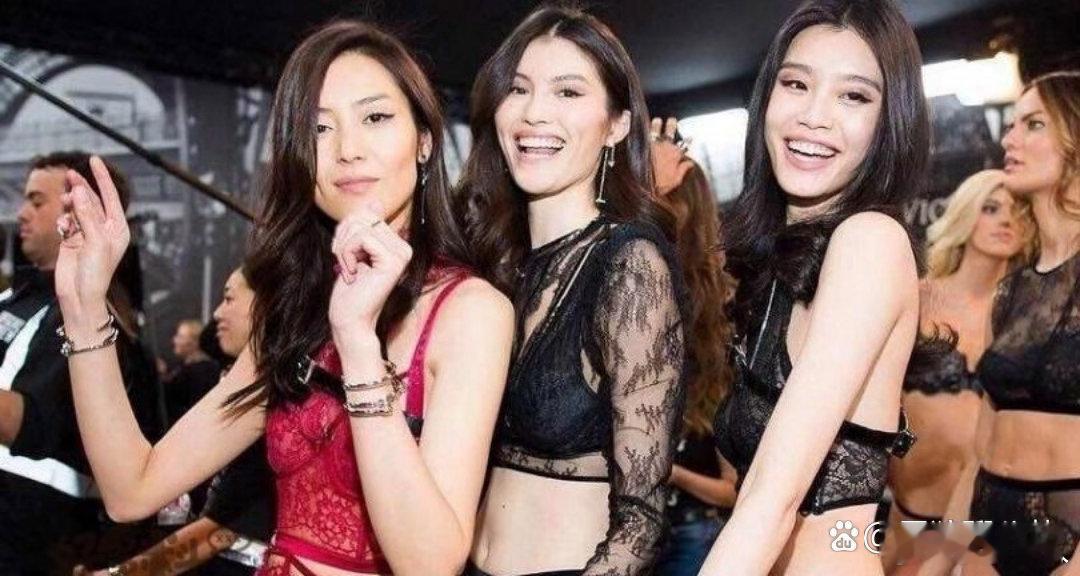 何穗和刘雯这张旧合照一出来，瞬间勾起很多人的回忆。 ​