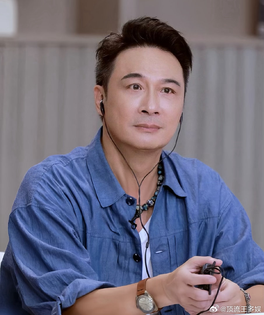 #吴镇宇为吃上广西美食派人蹲守路边摊#谁懂吃货吴镇宇的执着，为了吃到心心念念的路边摊炸鸡，直接派人原地蹲守，还打算买下来请剧组全员品尝，褪去荧幕气场，妥妥一个被广西美食拿捏的干饭人。 ​