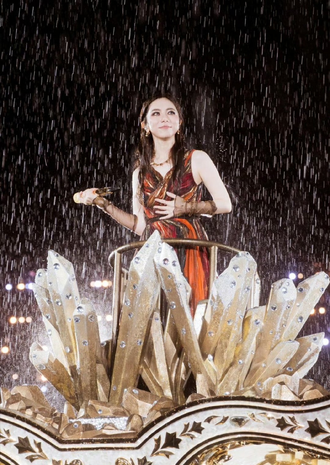 #邓紫棋演唱会# 暴雨突袭也挡不住全场的热情，邓紫棋在雨里稳稳开唱，台下数万歌迷坚守原地合唱，这场双向奔赴的现场真的太难忘。 ​