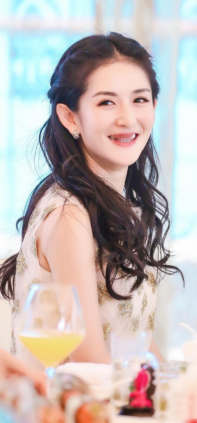 谢娜离开《快乐大本营》之后，身边的社交圈悄悄发生了变化。其实不止她，不少曾经依靠常驻综艺积攒人脉的艺人，都有类似的感受，何炅算是少数能一直维持广泛好人缘的人。
 
以前常驻节目，大家朝夕相处，自然而然有很多交集。可综艺停播，舞台不在，人情往来也慢慢回归现实。圈内的社交很多时候依托共同的工作场景，缺少