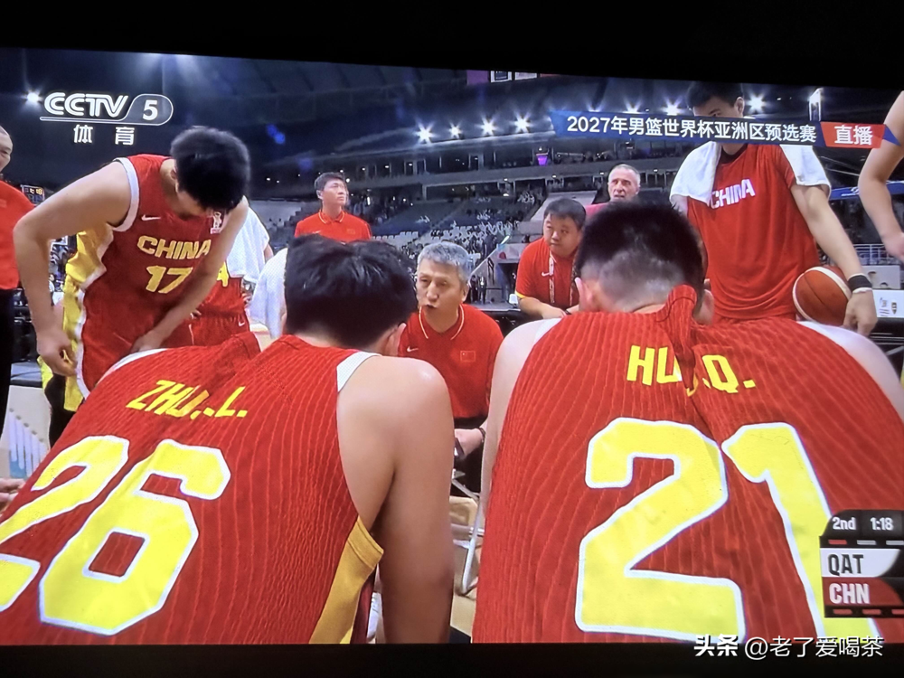 杨瀚森终于不再死站内线当蓝领了，这一变招，直接把卡塔尔打懵了！
8月28日凌晨，中国男篮83-57客场狂胜。这次郭士强真敢放权，直接让杨瀚森在弧顶发牌。替补出场不到20分钟，11投7中，连三分都有了，轻取全队最高的15分9篮板。
不再死磕低位硬凿，全是丝滑的空切顺下。速率变快了，体型升级了，全队