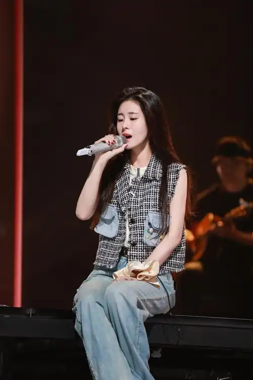 主持人问张碧晨：“你说过不后悔生女儿。这句话说出来的时候很坚定，但一个人在国外待产那段时间，有没有哪个瞬间是真正动摇过的？”

张碧晨听完，沉默了几秒，然后开口，声音比刚才轻了一些：“动摇过。但动摇的不是‘要不要这个孩子’，是‘我这样做到底对不对’。”

“2018年秋天，我发现怀孕了。那时候我们没