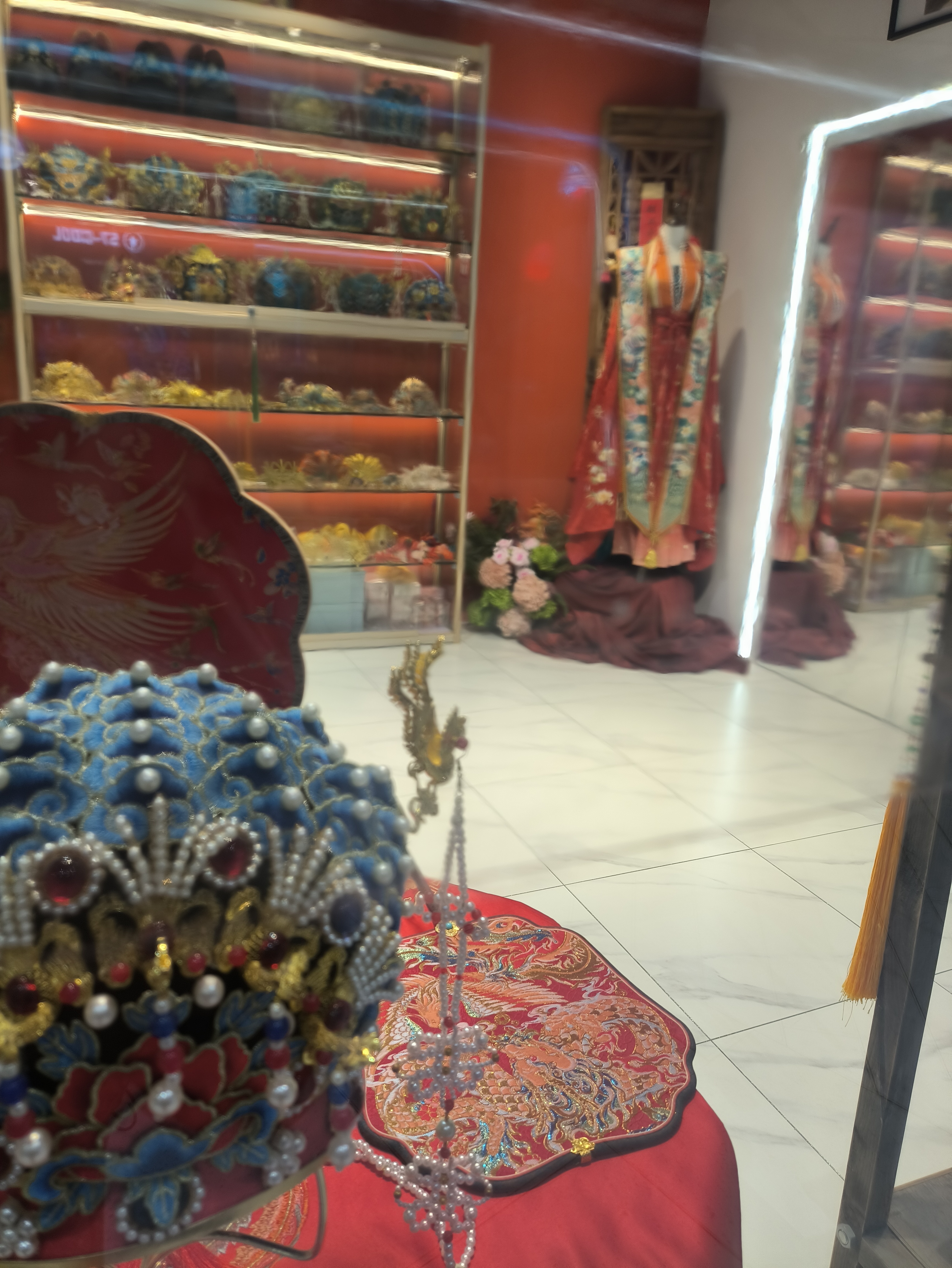 中午买饭路过了一家女性嫁衣店，忍不住驻足了5分钟，感叹古人发明的嫁衣太...