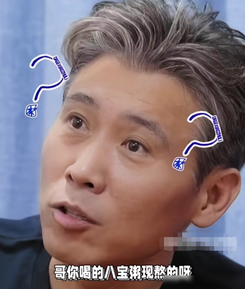 李乃文抓起那罐八宝粥就开，胡军拦都拦不住。
广告道具摆了几天，胡军提醒了好几遍：那是样品，吃不得。李乃文直接怼回去：这罐的生产日期我看了，没过期。说完还照着广告词念了句营养早餐好选择，一口就灌进去了。
事发生在《大哥小助理》，陈哲远当老板，给胡军李乃文转400块经费。午饭220，咖啡131，账一