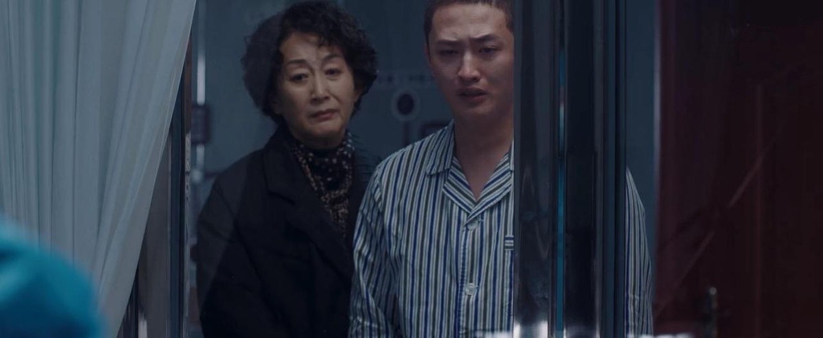第一段：
《小城良方》刘铮亮的妈妈找到了，面对母亲的离世，刘铮光的表现与刘铮亮形成鲜明对比，就连朋友们都哭的稀里哗啦，可是刘铮亮却哭不出来，他的表现会让人觉得他有点冷漠，
但弟弟刘铮光没给他留面子，当场指着他骂骨子里就是个冷血的人，还拒绝他参加葬礼。刘铮亮没反驳，也没解释。一个从北京三甲医院跌到东北