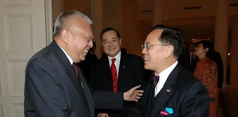 89岁的老爷子走了，他本可以舒舒服服当个身价百亿的清闲船王，却偏偏在最艰难的时候扛起了一座城的重担

全网都在发长篇大论悼念，63岁的曹可凡反倒凭着一段不起眼的私人回忆戳中了不少网友的心

曹可凡写到两人当年初见时的场景，这位身居高位的特首一开口，蹦出来的居然是一口软糯的上海乡音

就这么一个小细节