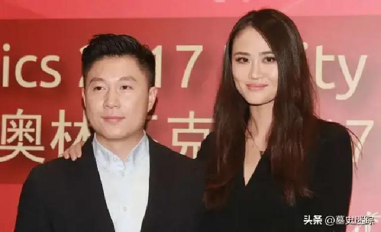 2015年，世界冠军李小鹏带着“美国”妻子李安琪上综艺节目。李安琪优越感爆棚，全程飚英语。一旁的硬汉吴京实在看不下去了：“别跟我说英文行不行？听不懂！”李安琪的一句话，彻底惹恼了吴京。
 
节目组安排的环节是让嘉宾们一起准备晚饭。李安琪拿起一个西红柿，对着镜头用英语说：“这应该切块吗？”工作人员没接