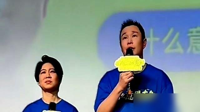 小沈阳在《披荆斩棘》升降台上摔了个大跟头，人还没落地，顺势一滚直接站起来了。不到一秒，动作比排练还丝滑。
全网都在喊“教科书级救场”。可你再看他，四公当队长，带着余文乐、郭晓东唱《她》，排名照样垫底。话题度倒是一点没输。
这边综艺里摔跟头，那边他媳妇沈春阳头回当导演，他零片酬去演。电影预售拉胯，