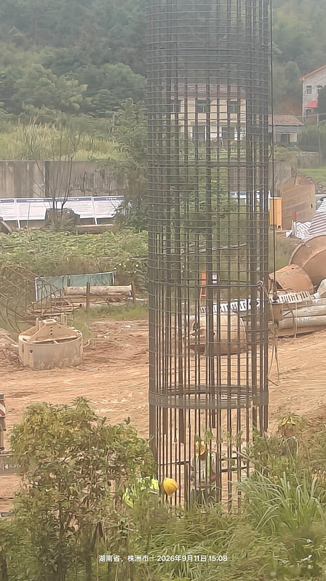京港澳长株东移扩容项目芦淞区白关镇沙堤村干冲大桥工地，农民工兄弟们基本七点上岗，晚上十点收工。如果不是周边还有住宅，包工头说可以24小时赶工！这种高强度连续作业，它符合对劳动者的人文关怀吗？​