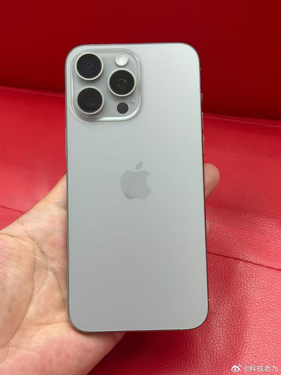 iPhone 15ProMax-512GB原色钛金属  电池效率88，汰换下来的，老规矩 9月2号0点前点赞满3000从中抽一个。 ​​​ ​​​​