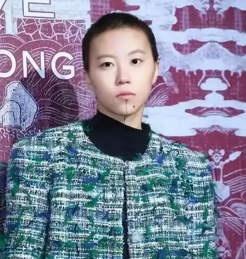 要说娱乐圈投胎天花板，窦靖童绝对榜上有名，直白说就是真的命好。

她的出身直接是顶配开局，父亲窦唯是华语摇滚标杆，母亲王菲是几代人的乐坛天后。别人挤破头摸不到的音乐圈顶层资源，她生来就置身其中，从小泡在顶级音乐氛围里成长。

更让人羡慕的是，她完美遗传了父母的音乐天赋。自带独特嗓音和绝佳乐感，对旋律