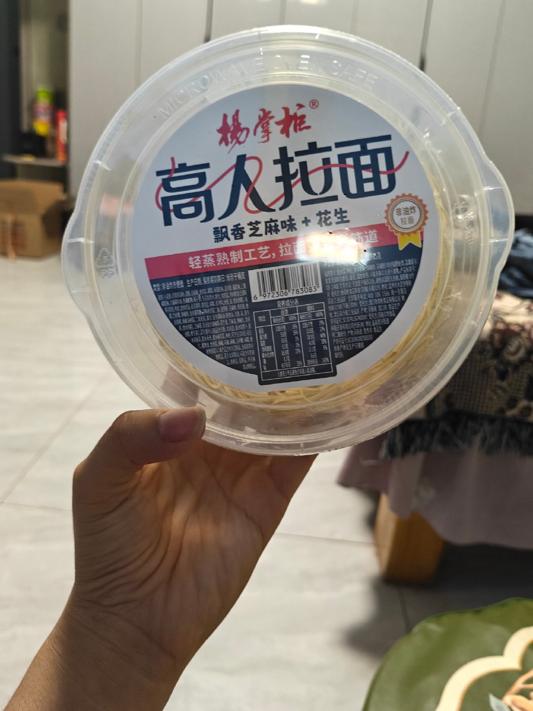 #陈妍希儿子谢楠儿子见面就打#刚泡好一桶拉面，刷到这个热搜，画面也太可爱了。原来这是小朋友独特的打招呼方式，俩小家伙以武会友，热闹又纯真。一边嗦拉面一边看，小孩子的友谊简单直接，看着就觉得很治愈。 ​