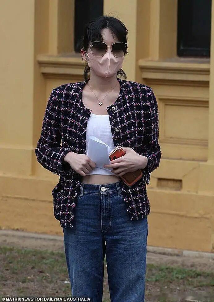 神秘华裔富家女兰兰的豪车相撞案，在悉尼持续发酵。
  自去年8月至今，受害司机重伤、两车损毁严重，但案件却因证据缺失、程序受阻反复延期。该案已先后9次在悉尼Downing Centre Local Court开庭，杨兰兰仅出庭1次。
法官Karen Stafford曾在3月31日表示，如果兰兰未在周五出庭，将对其签发逮捕令。
Sta ​