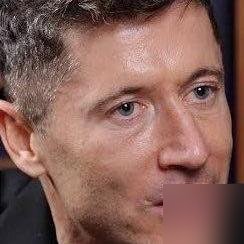 莱万直接点名亚马尔，说这小子天赋是历史级的，但接下来才是要命的坎，捧杀和贬损会一起来。
17岁，前10场8球9助，场均造1.7球，关键传球榜全欧第一。欧冠客场落后，他下半场两脚助攻，4比1翻盘，巴萨开季10连胜。
德转身价2.2亿欧，跟哈兰德平起平坐。内马尔晒他数据，就配了四个字：世界最佳。队友