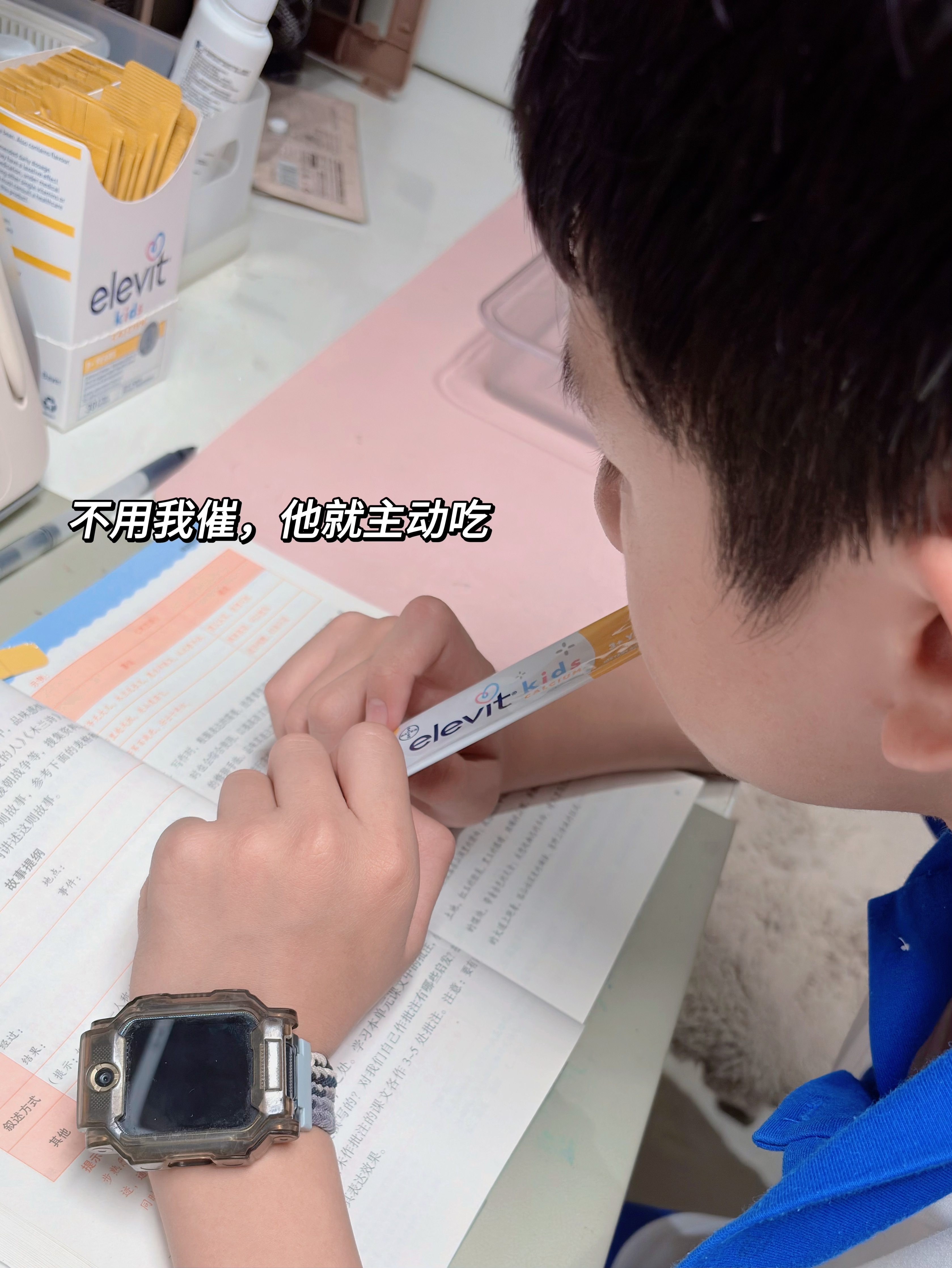 说真的，很后悔没在幼儿园开始给浅子补钙。那时候网络上的育儿理念是什么都不需要额外补，只需食补，好好吃饭好好喝奶就够了。某些专家还说什么如果补钙补多了，骨骺线会提前闭合，个子长在前面，后劲不足，会这个那个的。结果我还真信了，每天催命一样催浅子吃饭，可惜收效甚微。这世界上就是有小孩不爱吃东西啊，就是靠吸收天地灵气日月精华活着，没办法。后来他四年级测骨龄，偏矮很多，但还好没提前发育，生长激素也不缺乏，就是纯矮，还预测他成年后身高只有165，我如临大敌，那时候才开始重视。医生特意强调补钙要看配方，只含钙+D3不够，需要钙D3K2一起效果才好！这几年浅子一直在吃【小爱乐维儿童钙】，已经记不清推荐多少次了，嘴巴都讲干。3-12岁孩子每天大约需要600mg钙，平时吃饭大概只能补到200mg，中间还有400mg的缺口。爱乐维儿童钙一条含400mg有机柠檬酸钙，含量高又不过量，一条就能轻松补足，加上饮食刚好够量；而且柠檬酸钙好吸收，也不容易便秘。。配方里面还直接搭配 D3+K2，不是单纯只补钙。D3...