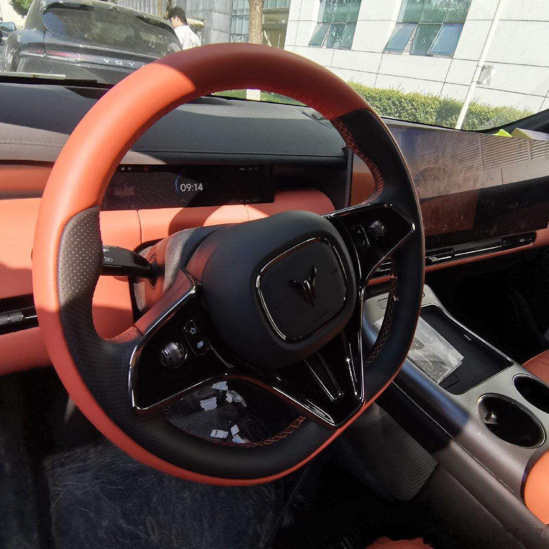 #岚图汽车##岚图追光S##我的新车# 
从老家回来了，在感受下我的追光S，红色有点太妖娆了，幸好我开的邵，基本都是老婆在开，加上橙色内饰，还是很耐脏的，在加上无框车门，溜背的后背门，四驱空气弹簧配置，运动还不失舒适，整体上没短板，同类型车最佳选择！ ​