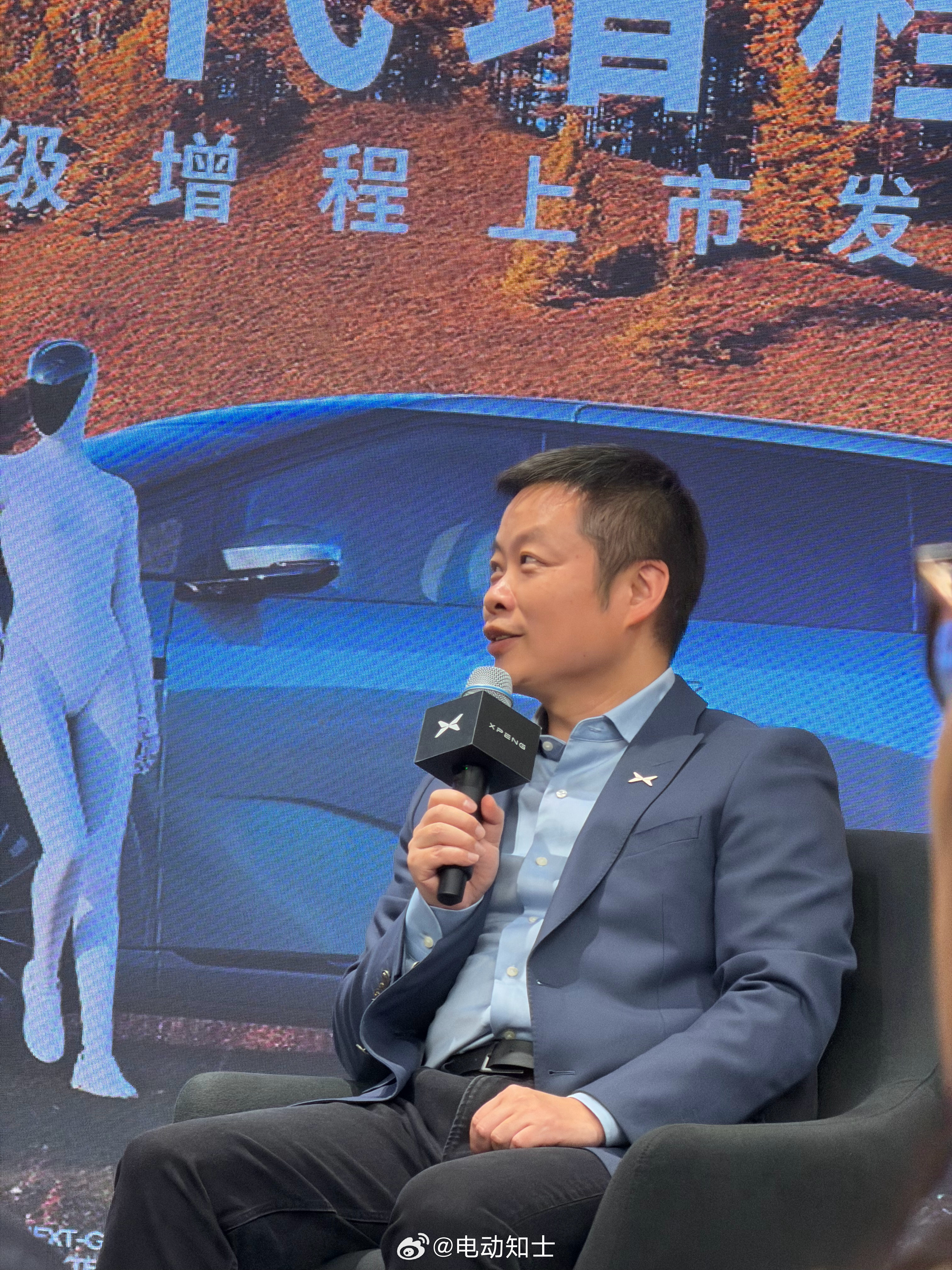 小鹏：我们没有计划做A0级那么小的车，但是明年会有MONA的新车。这算...