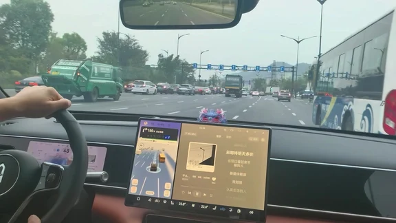 鸿蒙智行，从容避让大车