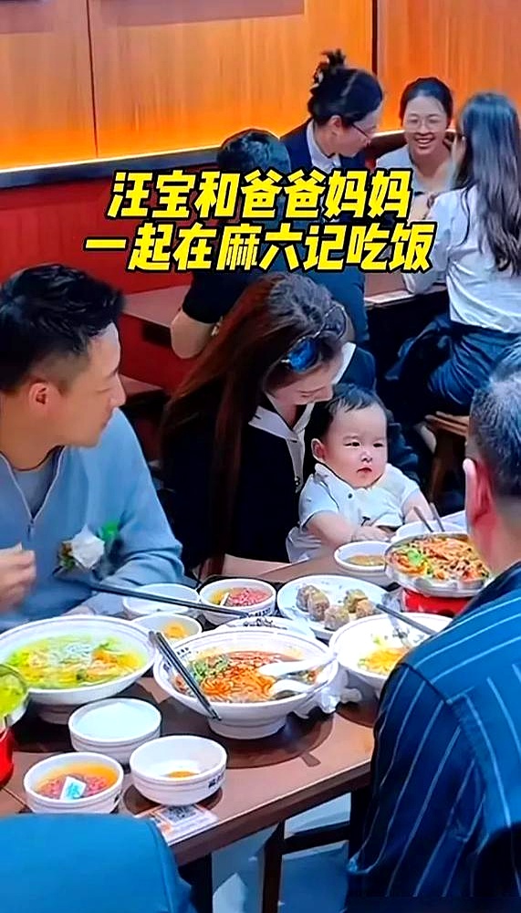 汪小菲带个“辣妹”去打球，被熟人撞见后火速通风报信给马筱梅，结果闹了个大乌龙
 

马筱梅在直播间乐得不行，直言那天穿着百褶短裙、戴着帽子的辣妹，正是她自己。通风报信的熟人没认出正主，转头把状告到了本人头上，平白给家里添了个笑话
 

以前汪小菲一露面，不是情绪失控就是网上互撕，整个人紧绷得像拉满的