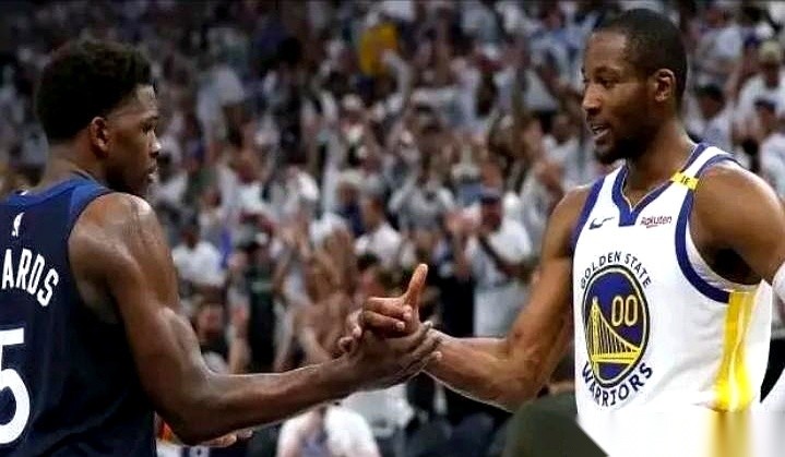 库明加两年1240万签约森林狼。这点钱，在如今的NBA，差不多就是个高级底薪。
但如果你以为这只是一次普普通通的“底薪淘宝”，那你就大错特错了。
把日历往前翻几个月。
2025年季后赛，在勇士缺少库里的那几场硬仗里。
这个23岁的年轻人，像一辆刹车失灵的重型皮卡，一次次挂着森林狼的防守人硬往篮下撞。