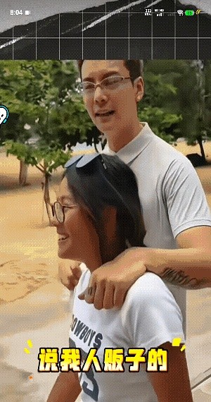 那个火了十年的“人贩子舅舅”梗，终于迎来了大结局。

《九门》收官直播里，陈伟霆把侄子侄女拉到了镜头前。

当年他抱侄女的照片传疯了，孩子哭得撕心裂肺，网友乐了十年，硬生生跟王大陆“吃小孩”齐名。

他倒是一直不介意。

这次直播，当年大哭的小孩已经长成少男少女，跟舅舅亲昵得很。陈伟霆半开玩笑地说，