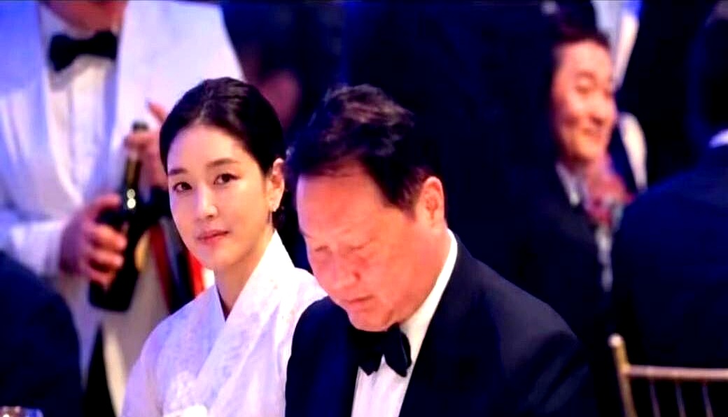崔泰源刚被法院判赔前妻近万亿韩元，转头就带着金熙英高调现身纽约晚宴，同桌坐的还是三星李在镕和英伟达黄仁勋
 

五十岁的金熙英一身素雅韩服，坐在顶级名利场最扎眼的位置，神情自若，脸上连半点局促或心虚都找不见
 

原配陪着打拼三十多年换来人财两空，男人哪怕付出近万亿的割肉代价，也要堂而皇之带新欢出来