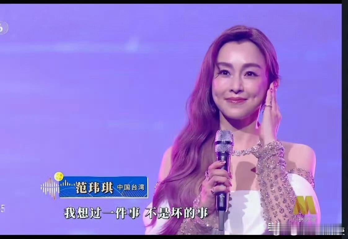 现在压力最大的就是范玮琪
不是陈建州生病了，而是她今晚唱歌又“抖”了。
真的，她老公生病，家里顶梁柱倒下，她本来可以重操旧业撑起家里一片天的，但是她发现自已没有了当年的能力，歌手靠的是歌喉，她唱不出来了这才是她最不能接受的，自己的歌，以前的歌再唱起来都费劲了。