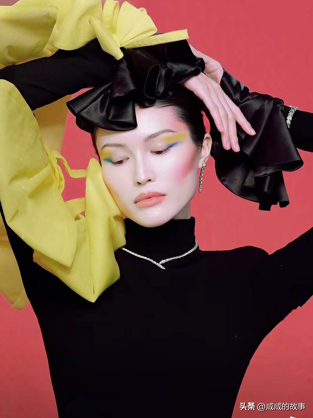 何穗说拿到大结果！这场神仙时尚联动太绝了✨
 
终于懂何穗那句“拿到大结果”的藏不住的开心！原来是心愿圆满，成功邀约欧阳娜娜，为自己的VOGUE盛典造型全权操刀创意！
 
真的是审美天花板的双向奔赴！
欧阳娜娜一直自带超前小众的时尚品味，创意脑洞十足，这次全程把控造型主题、搭配和拍摄思路，大胆解锁先