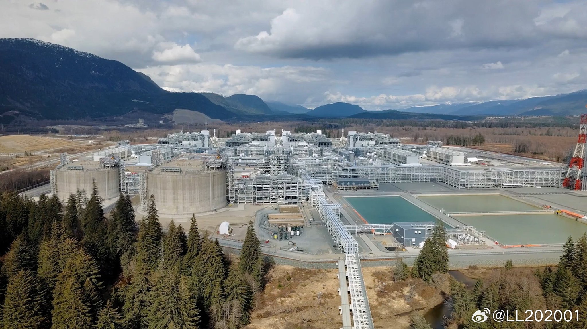 加拿大液化天然气二期FID，最终投资330 亿美元

壳牌占40%，
Petronas（马来西亚） 25%
中石油15%
三菱15%
KOGAS 韩国 5%

今天的空间里阿纳斯预测加拿大液化天然气将可能是世界上最有利润的。

从天数来说，加拿大的液化天然气到东亚只要8-10天，卡塔尔13天，从巴拿马运河经过的22天，从非洲经过的37 ​
