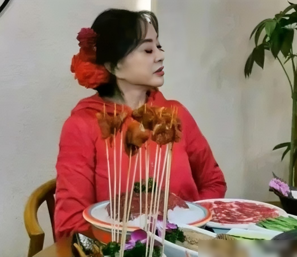 74岁被叫老艺人，刘晓庆当场回了一句：‘老’字可以去掉。
重庆火锅店开业，她头顶大红簪花，西装浓妆，筷子伸进红油锅里稳得很。网友吵翻了，有人说违和，有人喊庆奶牛逼。
她平板支撑5分25秒，一天飞中美两地，登过海拔4680米的玉龙雪山。媒体爱写74岁的刘晓庆，她烦：我的名字变长了。
有记者把她照