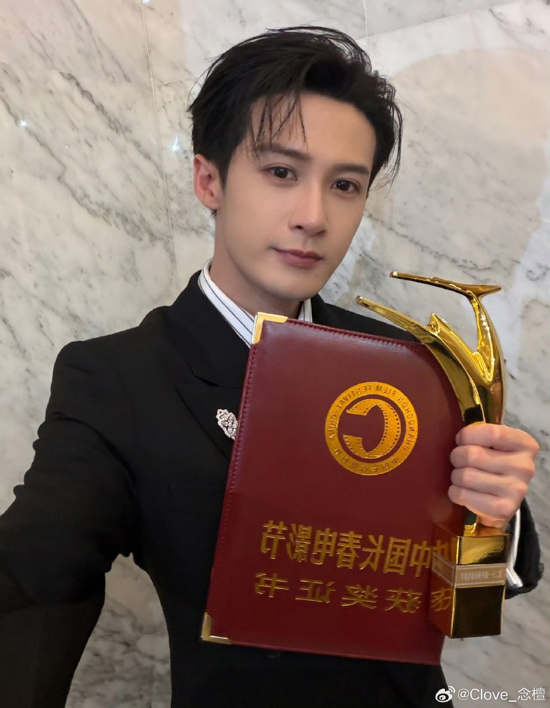#檀健次# jct#檀健次金鹿奖最佳男演员# 

看到这张图我好想哭啊[捂嘴哭][捂嘴哭]二十年的努力终于得到了收获[泪]以后我也会继续陪你走下去，看到你拿到更多奖杯[爱你]继续登顶吧[么么哒]

​