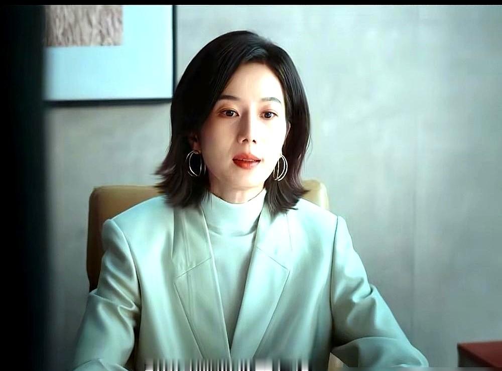 前一秒把别人发错的离职邮件喷成筛子，下一秒轮到心上人离职，急得差点掀了审批桌。

栾念这波双标操作，直接把3亿网友看乐了。对着员工Tracy他冷脸挑刺；一听尚之桃要走，立马瞪眼质问审批怎么没卡住。

回看这总监，前面刚板着脸扔伞，转头就被堂姐一脚踢在小腿上。这种打脸回旋镖，硬是被井柏然演活了。大结局