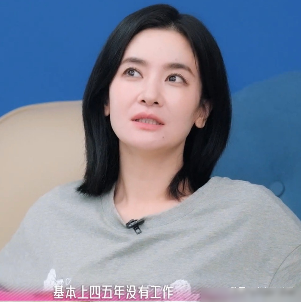 演完小燕子却连吃5年冷板凳，李晟终于说实话了。
在谢娜的《娜就聊姐姐》里，她爆了个大料。当年拍《新还珠》，压根没试戏，只喊她去试妆。剧组开机整整3个月后，才正式通知她演小燕子。
稀里糊涂被推上巅峰，接盘的却是漫天骂声，以及四五年的无戏可拍。她拉下脸，连续几年自荐《乘风》，次次吃闭门羹。
越想证