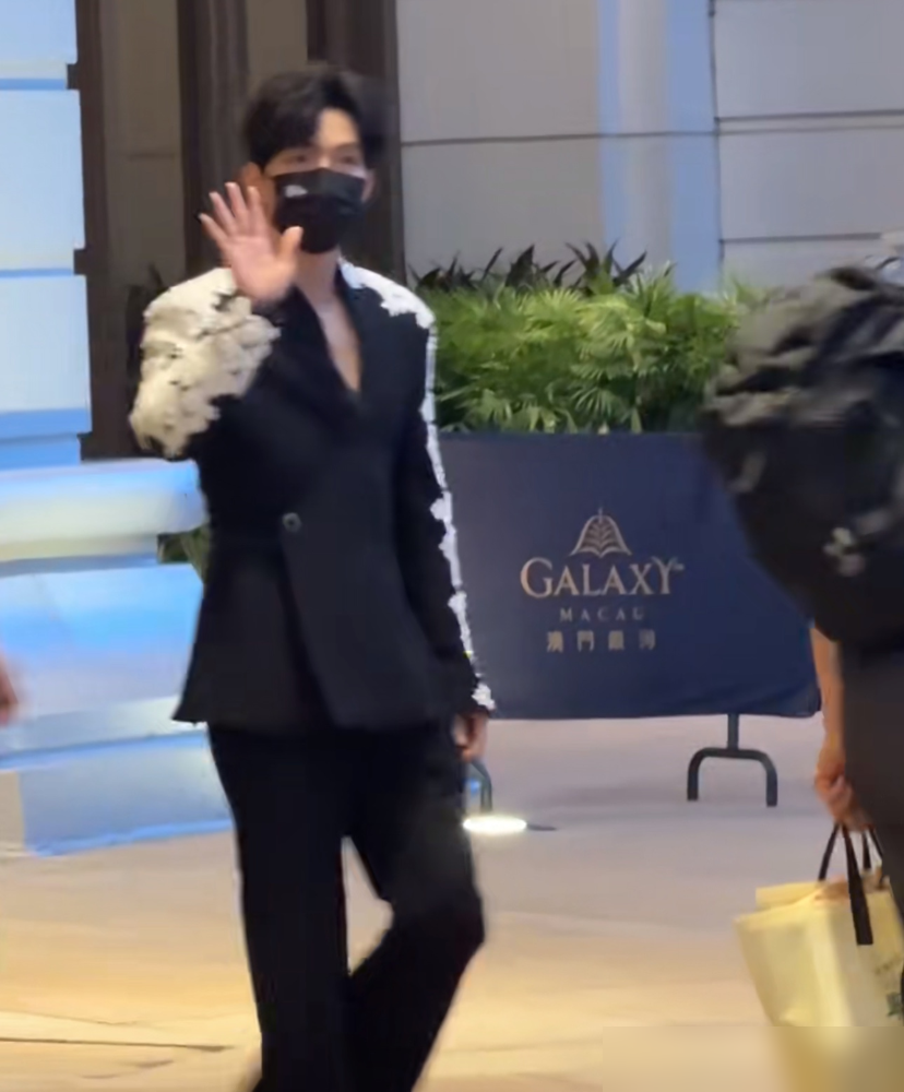 两年前还在被嘲配不配坐前面，昨晚陈楚生直接坐在了三号桌第一排。没人再问配不配。
《歌手2025》夺冠夜，他唱了首没发过的新歌《获奖之作》，现场23%得票率压死全场。夺冠后热搜没断，主流晚会一个接一个。去年《湾区升明月》，他一首歌直接把双网收视干到第一。
圈内乐评人本来还挑刺，说他跟郑钧合唱差点意