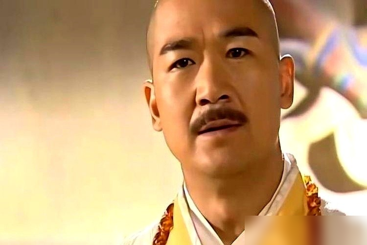 同演苏有朋版《倚天》的铁三角，演技差得离谱！
2002年那版投资2000万，张国立、张铁林、王刚全员加盟。张国立演反派成昆，靠内敛细腻的演技，直接演成了几代人的童年阴影。
张铁林演风流杨逍，全身上下还是皇阿玛那股颐指气使的劲儿，被观众骂油腻、模式化，完全不符合角色设定。
绑了二十多年的铁三角招