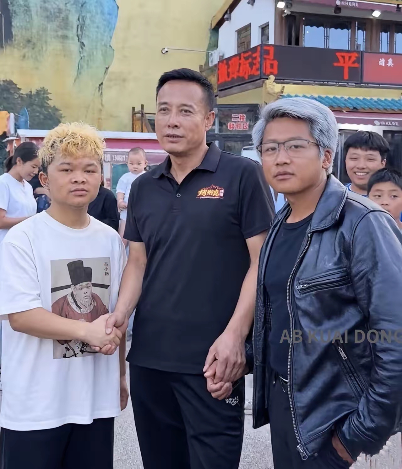 三位假货大聚会，烤斯克、黄银勋、范小勤这三个人与原版比较起来，还是烤斯克范儿足，期待他与马斯克见面那一天，那一定会轰动世界。