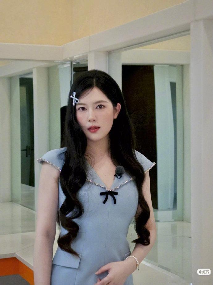 #唐香玉录完我家那闺女想回家了#
看完唐香玉录节目的一天，才知道录制要背负一堆设备，行程节奏紧凑。作为脱口秀演员，她藏着原生家庭的故事，看到张家齐父母，直言自己父母还有救，格外珍惜这份工作。 ​#娱乐[超话]# ​