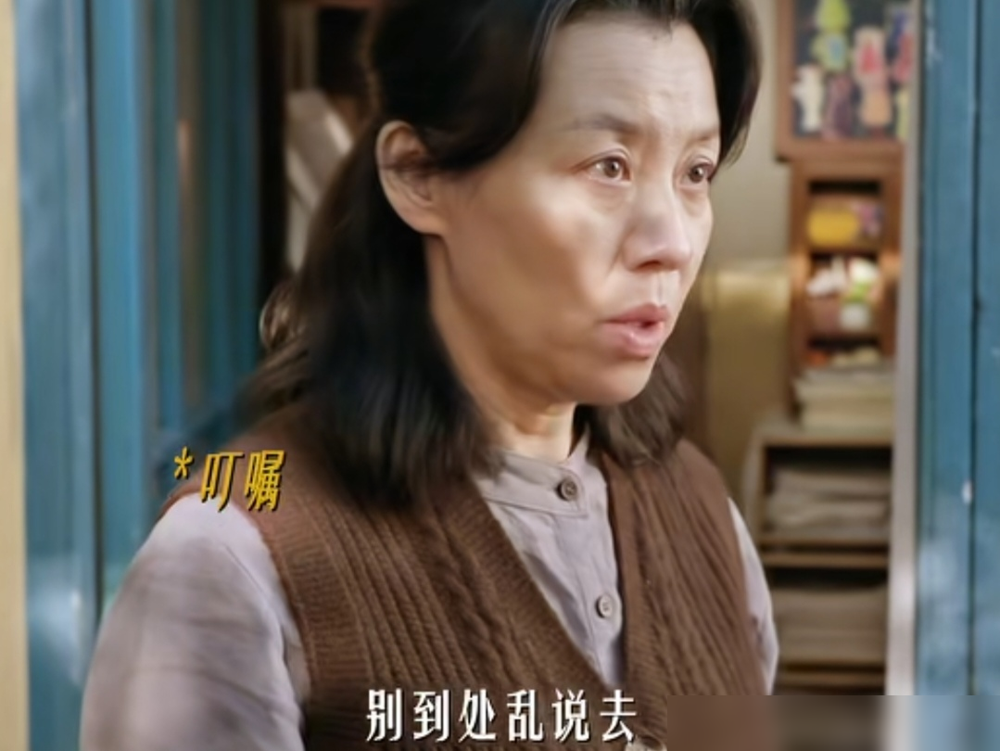 亲奶奶偷给孙子塞红包，亲妈转头把钱补给患白化病的女儿。
9月3日开播的《生逢其时》，直接撕开了中国式家庭的遮羞布。
关晓彤演的齐时，带着白化病在市井受尽冷眼。王子奇演的曹信，却在精英家庭当着憋屈的优等生。两人的人生，其实早被掉包了。
当年一场矿难，曹父为救齐父残疾绝后。偏巧同天两家人在医院生子