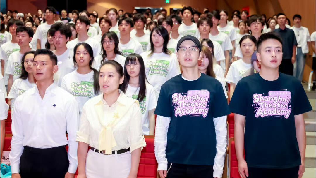 #偶遇黄晓明入学报道#

褪去镜头前的星光，以一名新生的身份踏入校园。
网友偶遇黄晓明在上戏办理博士入学报到，穿搭简单低调，安静排队走完入学流程。
去年考博失利，没有就此止步，推掉部分工作沉下心备考，二战终于圆梦。
已经拥有耀眼事业，依旧选择重回校园继续深造。
年龄从来不是停止学习的理由 ​