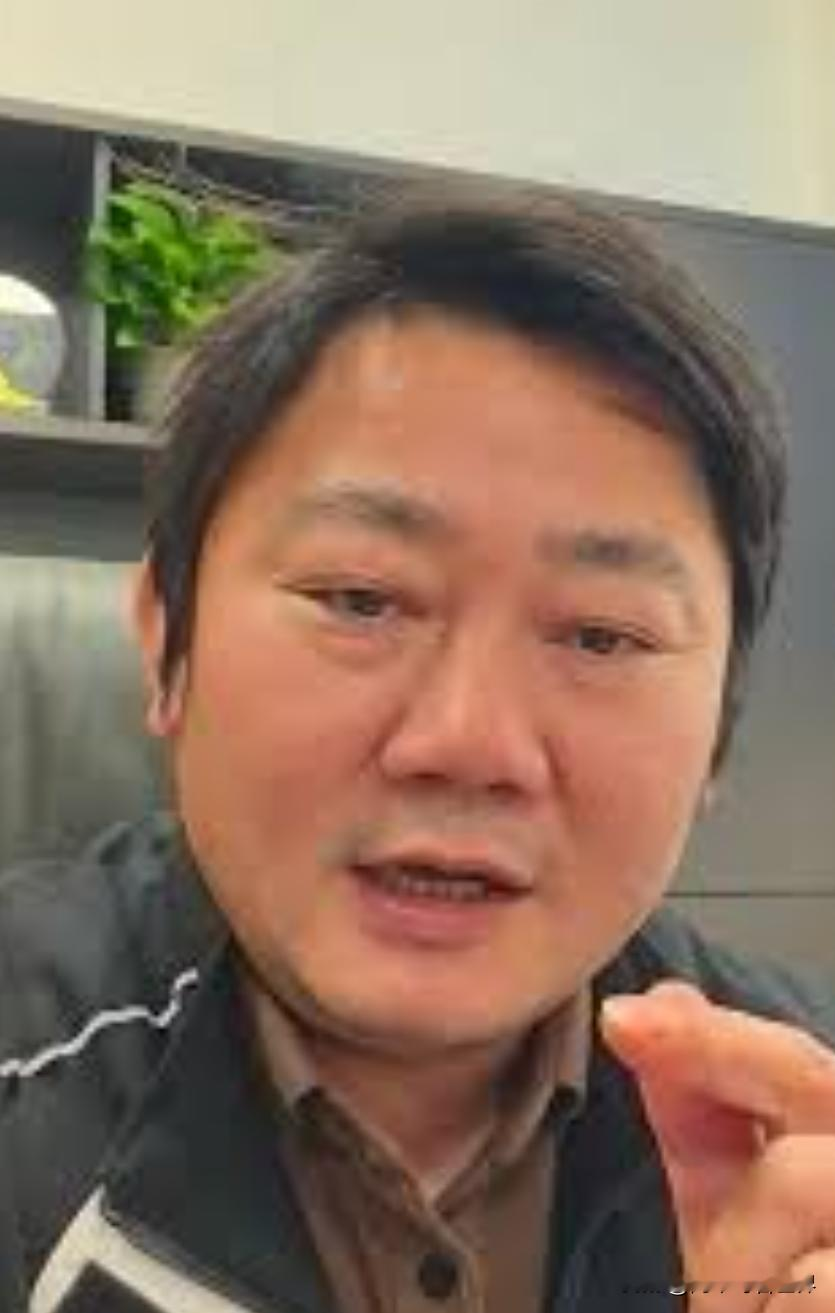 面对台当局无理查扣机车的骚操作，“张雪机车”创始人的回应直接硬核破圈！
​不纠结具体缘由，不让车主承担风险，张雪直接放话：维权律师费全包！车要不回来就补送一台，再被查扣就继续送。至于送多久？“送到统一为止！”
​这一波回应简直把民族企业家的气魄与格局拉满。你用无理打压搞破坏，我用实力与情怀硬刚到底。