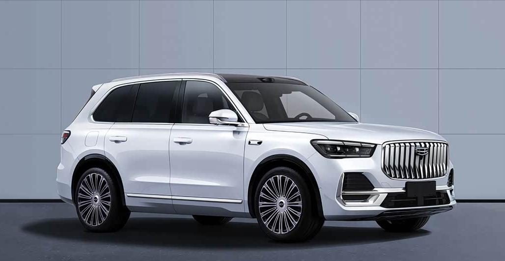 车长快到5米2，定位全尺寸旗舰SUV，直接怼着库里南、迈巴赫GLS的市场去的，据说后排标配两个独立航空座椅，腿托展开能完全放平，连头枕都带双声道音响，后排乘客不用抬手就能语音控全车的空调、天窗和车载冰箱。

 尺寸