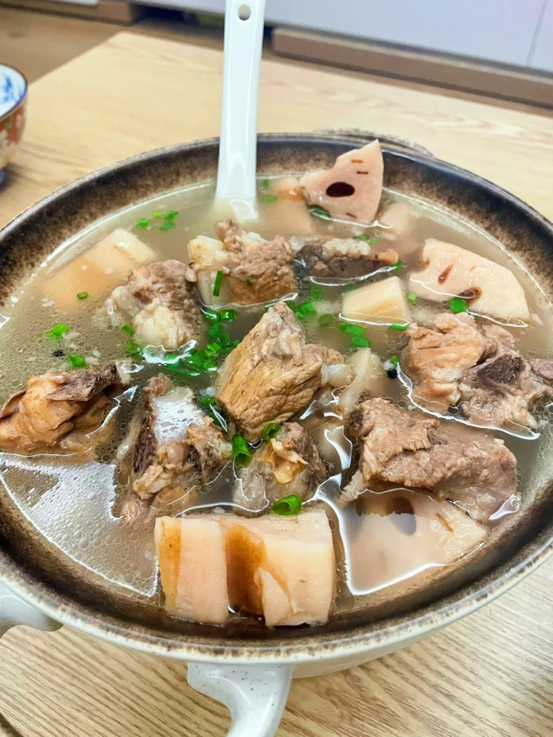超浓香的莲藕排骨汤，暖心滋补，清甜鲜美🤤
