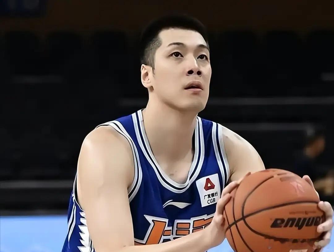 CBA三消息：胡明轩锁定广东队？徐昕没有被买断，新主帅即将到岗这个休赛...