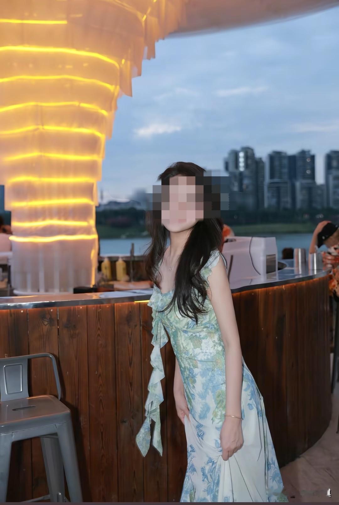 那个又高又漂亮的东北女孩走了，年仅31岁，6月份她还在和朋友约酒，同事发文送别。
 
谁也没想到，那个在南宁地铁里爱笑又高挑的东北女孩刘畅，生命永远停在了31岁，让人感到意外和惋惜。
 
9月15号晚，她的同学兼同事在网络上发文透露，自己当天去参加了刘畅的告别仪式，文字很平静，却满是难以释怀的悲痛。