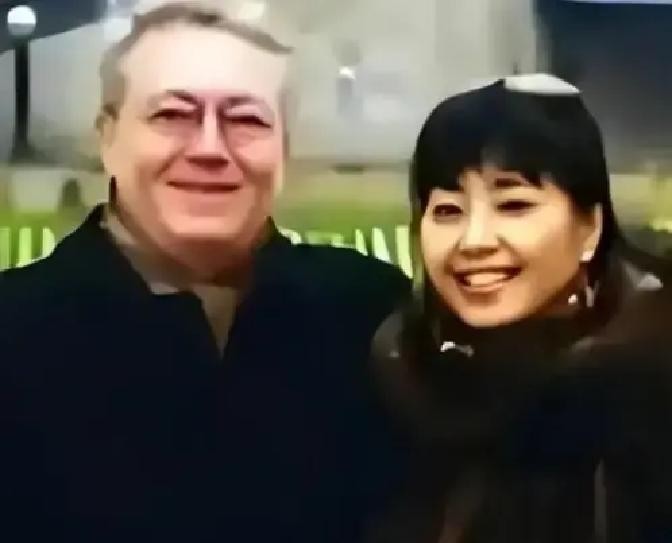 1998年，殷秀梅再婚嫁法国贵族。谁料，十年后因为丈夫工作调动，陷入情感危机。三年间她用真情和智慧拯救了婚姻，重获幸福。

那天殷秀梅从保利剧院的演出后台出来，北京秋天的凉意已经很明显了。她裹紧风衣，手机屏幕上显示着菲利普发来的短信：“总部会议又延长一周。抱歉，梅。”她没回复，把手机收回包里，司机问