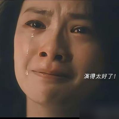 欧豪摘表那一下，直接把我看愣了。
《交锋》大结局，林看山被追债的堵在校庆现场。前一秒还人模狗样跟老同学碰杯，后一秒债主进门，他脸上那点笑还没收干净，手已经摸到腕子上了。
摘表，塞兜，动作快得跟条件反射似的。那是他全身上下最后一件值钱东西，也是他“林总”这层皮的最后一块遮羞布。
台词就一句：“别